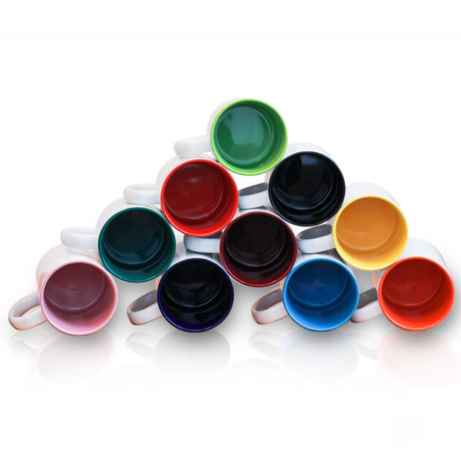 Mokken bedrukken met verschillende kleuren binnenkanten. Leuk als gepersonaliseerd kado.