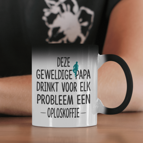 Deze geweldige papa drinkt voor elk probleem een oploskoffie - Afbeelding 2
