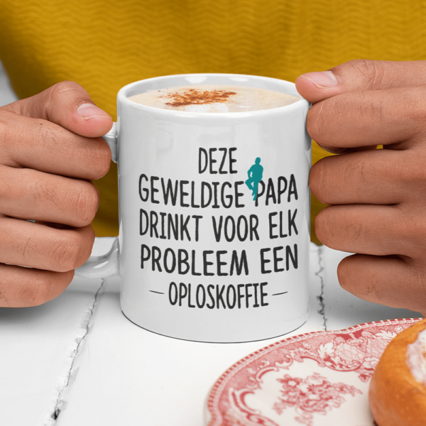 Deze geweldige papa drinkt voor elk probleem een oploskoffie